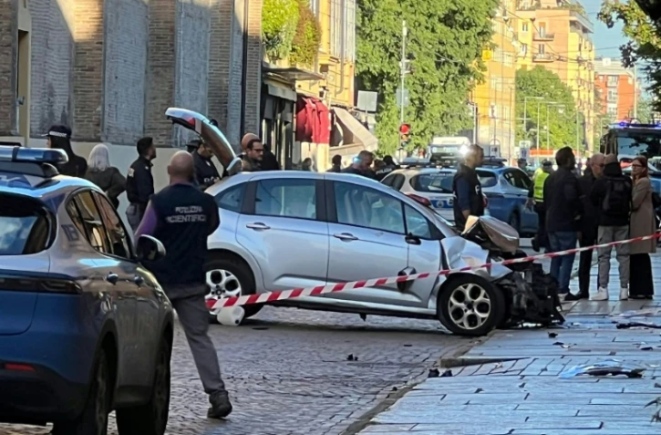 Des policiers sur les lieux où un conducteur a renversé et blessé huit personnes, le 16 mai 2026 à Modène, dans le nord de l'Italie  