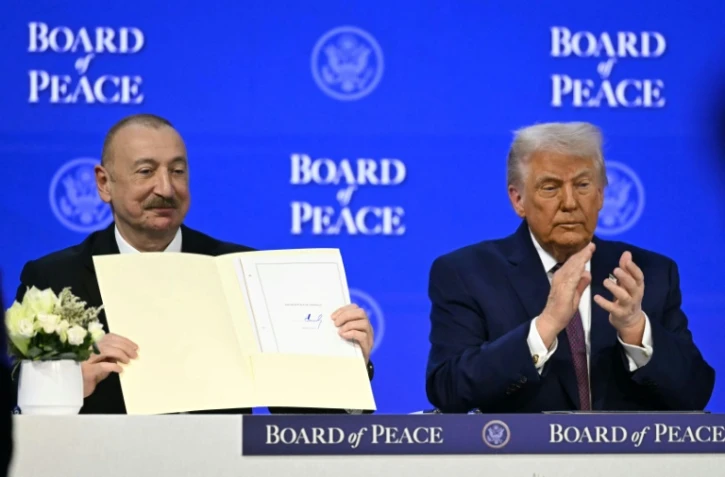 Le président de l'Azerbaïdjan Ilham Aliyev (à gauche) et son homologue américain Donald Trump, le 22 janvier 2026 à Davos (Suisse)
