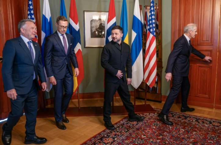 (De g. à d.) L'envoyé spécial américain Steve Witkoff, le président finlandais Alexander Stubb, le président ukrainien Volodymyr Zelensky et le Premier ministre norvégien Jonas Gahr Støre avant une réunion consacrée à la situation en Ukraine, le 20 octobre 2026, à Oslo