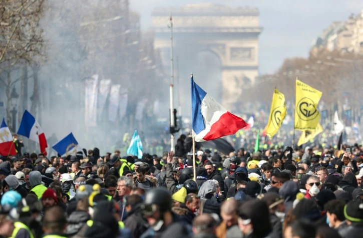 Manifestation de "gilets jaunes" sur les Champs Elysées, à Paris, le 16 mars 2019