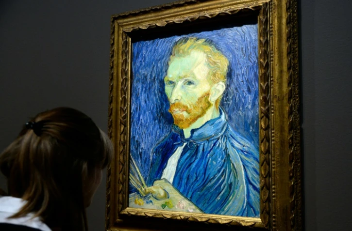 Une visiteuse regarde un autoportrait de Vincent Van Gogh lors d'une exposition au Musée d'Orsay à Paris, le 10 mars 2014