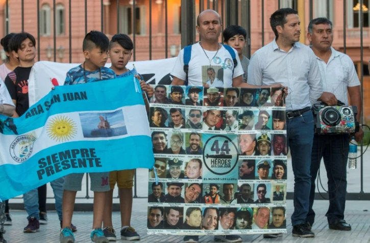 Des proches des 44 membres de l'équipage du sous-marin argentin San Juan, à Buenos Aires le 15 novembre 2018