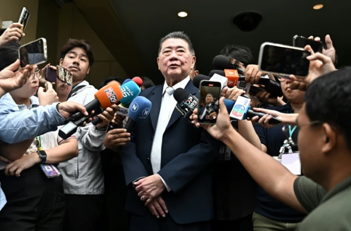 Le Premier ministre thaïlandais par intérim, Phumtham Wechayachai, s'adresse aux médias à la Maison du gouvernement à Bangkok, le 3 juillet 2025