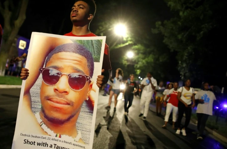 Des manifestants marchent dans les rues de Chicago pendant le rassemblement "La route du changement", organisé pour le contrôle des armes, le 15 juin 2018