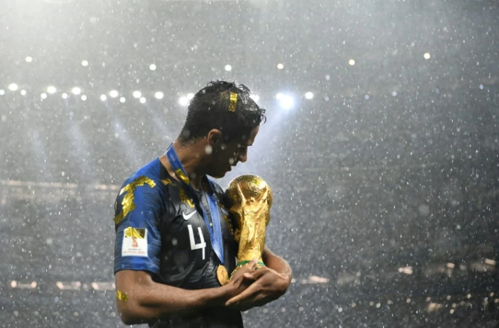 Le défenseur français Raphaël Varane avec le trophée de la Coupe du monde, le 15 juillet 2018 à Moscou