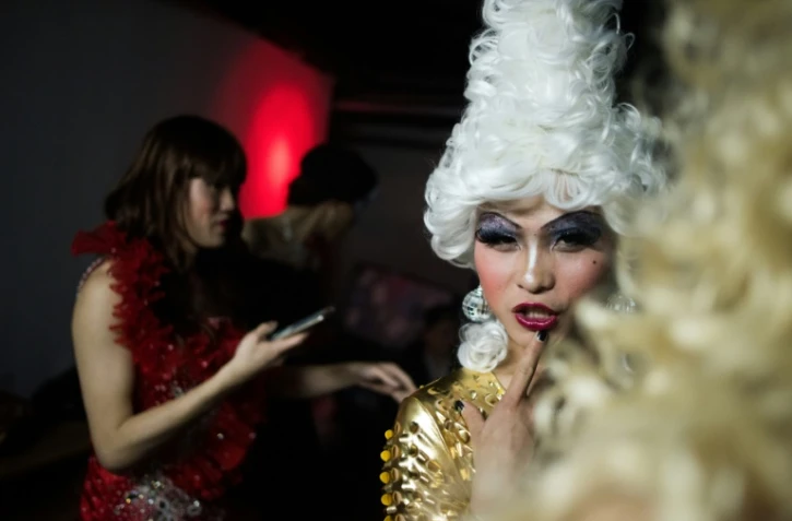 Yu Xiaoyang dont le nom de scène est Xiao Bai (Petit blanc), s'apprête à monter sur scène pour un concours de travestis sur la scène d'un club gay à Shanghai, le 18 avril 2016