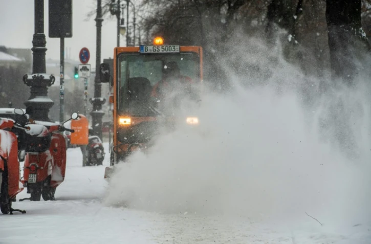Nettoyage de la neige sur le trottoir près du château de Charlottenbourg, à Berlin (Allemagne) le 9 février 2021.