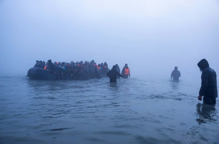 Un bateau transportant des migrants au large des côtes françaises, le 4 mars 2026