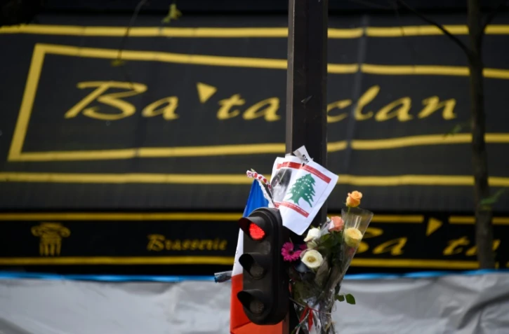 Des fleurs déposées devant le Bataclan à Paris le 18 novembre 2015