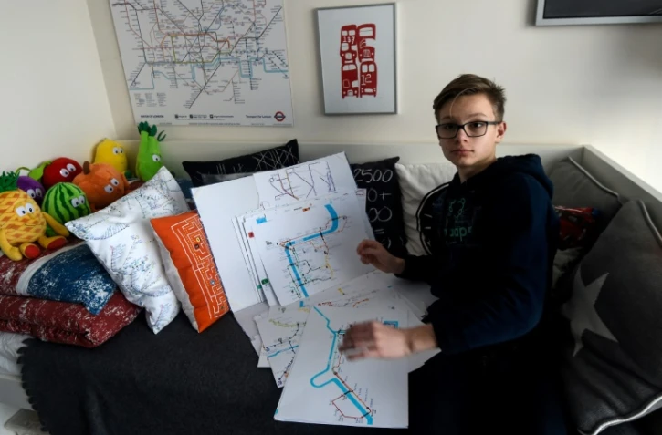 L'écolier tchèque Matej, atteint du syndrome d'Asperger, montre un plan qu'il a dessiné, le 29 janvier 2018 dans sa chambre à Cerbisuce, en République Tchèque
