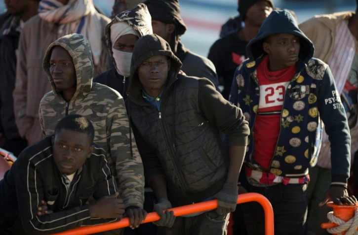 Des migrants secourus au large des côtes espagnoles par les gardes-côtes arrivent dans le port de Malaga le 10 décembre 2018