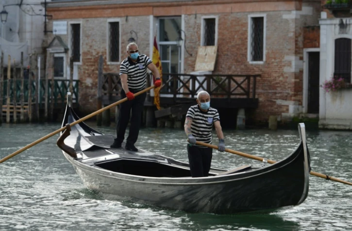 Des gondoliers reprennent du service le 18 mai 2020 à Venise mais les clients sont très rares