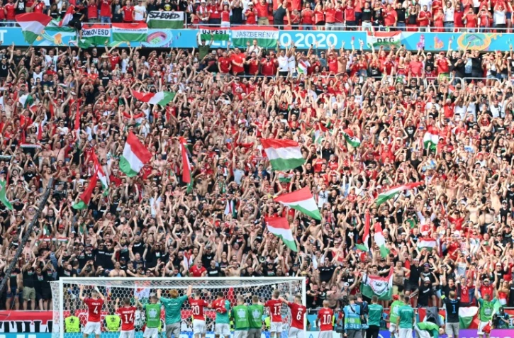 Les joueurs hongrois célèbrent avec leur public leur match nul (1-1) face à la France, lors de la 2e journée du groupe F à l'Euro 2020, le 19 juin 2021 à Budapest