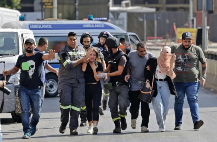 Des blessés sont évacués après des heurts mortels lors d'une manifestation à Beyrouth, au Liban, le 14 octobre 2021
