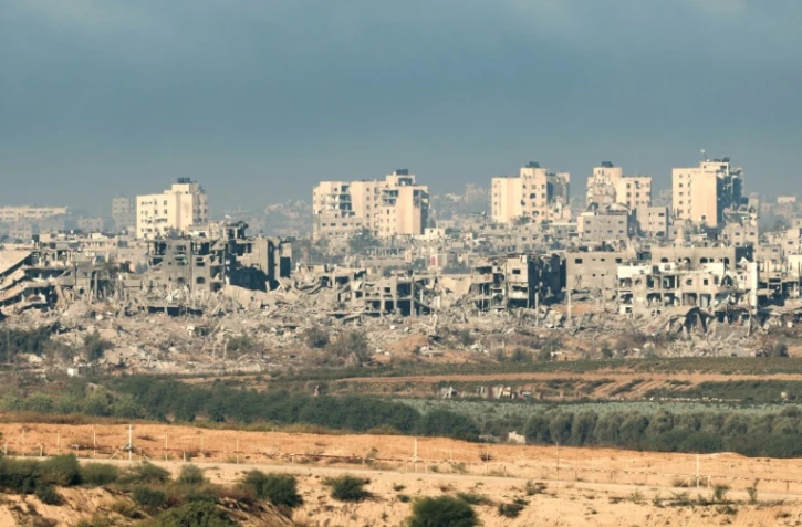 Une photo prise près de la frontière entre Israël et Gaza montre des bâtiments largement détruits dans la bande de Gaza le 16 novembre 2023