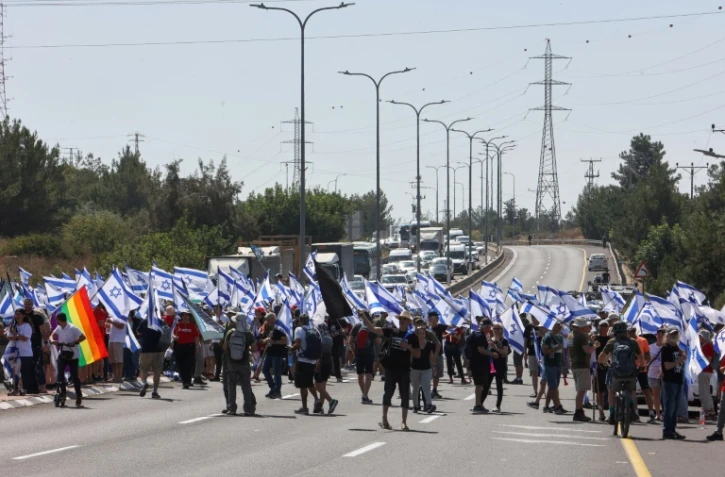 Ds manifestants bloquent la route 443 reliant Jérusalem et Tel Aviv, près de la ville israélienne de Modiin, le 11 juillet 2023