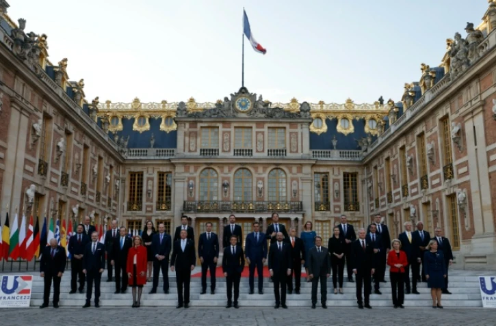 Les chefs d'Etat et de gouvernement de l'Union européenne posent avant le début du sommet de Versailles, le 10 mars 2022