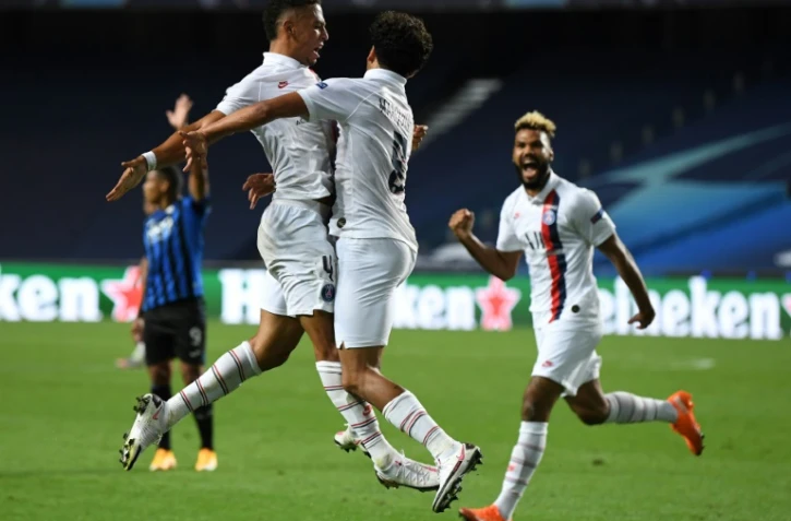 Le Brésilien Marquinhos félicité par ses coéquipiers après son but, synonyme d'égalisation contre l'Atalanta le 12 août 2020 à Lisbonne