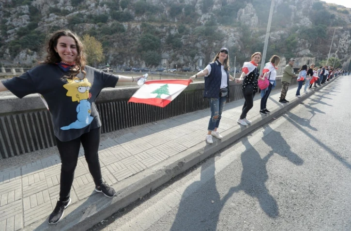 Une chaîne humaine est formée par des manifestants, ici à Nahr al-Kalb dans le nord de Beyrouth, au Liban