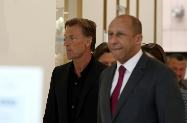 Hervé Renard (G), pressenti au poste de sélectionneur des Bleues, à son arrivée au siège de la Fédération française de football, le 30 mars 2023