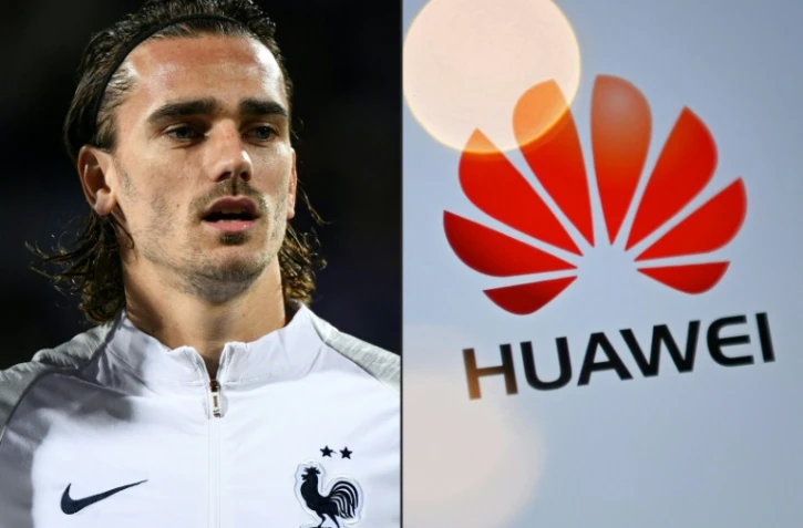 L'attaquant des Bleus, Antoine Griezmann, à Reykjavik, le 10 décembre 2020, et le logo de la compagnie Huaweï, à Londres, le 14 juillet 2020