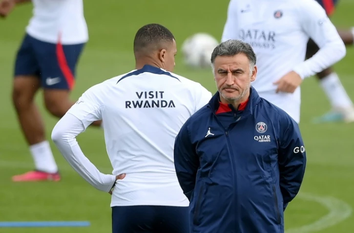 L'attaquant du PSG Kylian Mbappé et l'entraîneur Christophe Galtier, le 5 mai 2023 lors d'un entaînement à Saint-Germain-en-Laye 
