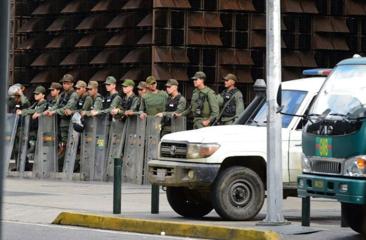 Des membres de la Garde nationale bolivarienne (GNB) sont postés aux alentours du siège du Parquet général du Venezuela à Caracas, le 5 août 2017