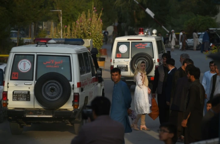 Des ambulances transportent des blessés à l'hôpital, après l'attaque contre les bureaux d'un colistier du président afghan Ashraf Ghani le 28 juillet 2019 à Kaboul