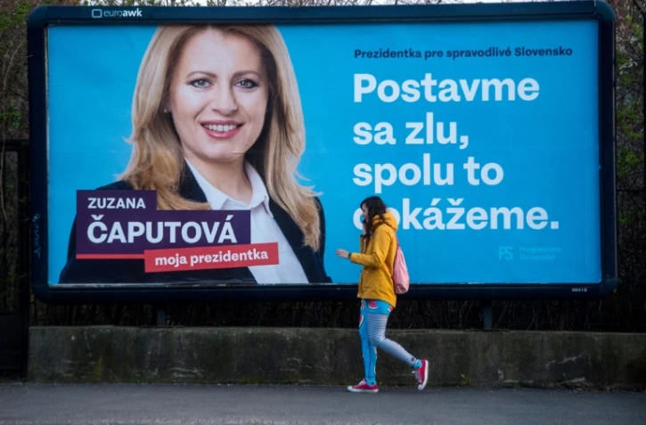 Une affiche électorale de la candidate à la présidentielle Zuzana Caputova, le 29 mars 2019 dans une rue de Bratislava, en Slovaquie