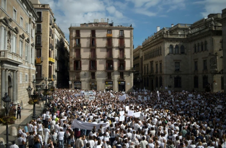 Des manifestants prônant le dialogue à Barcelone le 7 octobre 2017