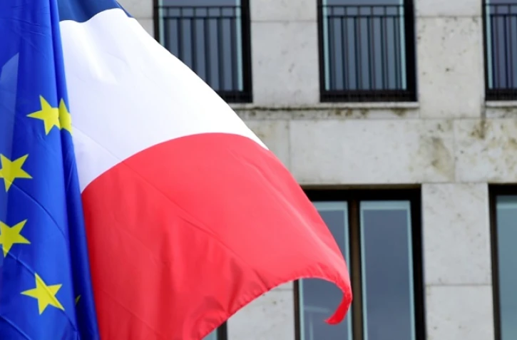 Un drapeau français et un draeau de l'UE flottent devant l'ambassade française à Berlin, le 7 mai 2017