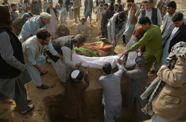 Mise en terre d'une des vicitme de l'une des victimes de l'attentat suicide d'hier dans un cimetière de Kunduz le 9 octobre 2021