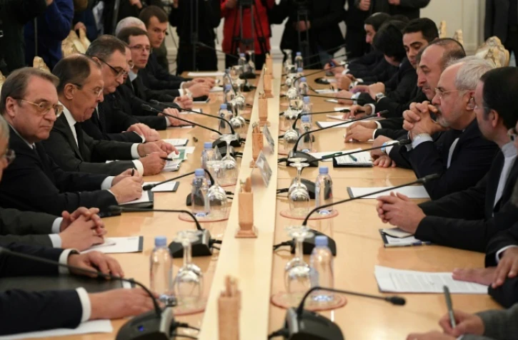 Le ministre russe des Affaires étrangères (3eG), son homologue turc, Mevlut Cavusoglu (5eD) et celui iranien Mohammad Javad Zarif (4eD), le 20 décembre 2016 à Moscou.