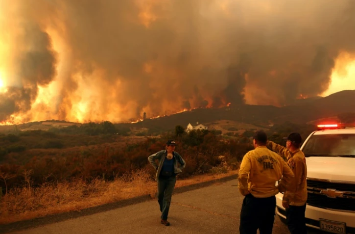 Une colline en feu près du lac Elsinore en Californie, le 10 septembre 2024 
