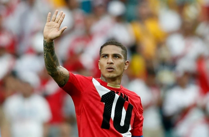 L'attaquant vedette du Pérou Paolo Guerrero remercie les supporters après la victoire contre l'Australie au Mondial, le 26 juin 2018 à Sotchi