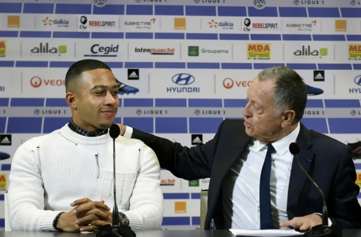 La recrue de l'OL Memphis Depay et le président du club Jean-Michel d'Aulas, le 20 janvier 2017 à Lyon