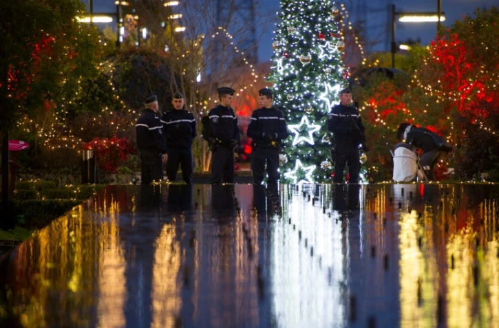 Des gendarmes patrouillent sur un marché de Noël à Tours, dans le centre de la France, le 23 décembre 2016