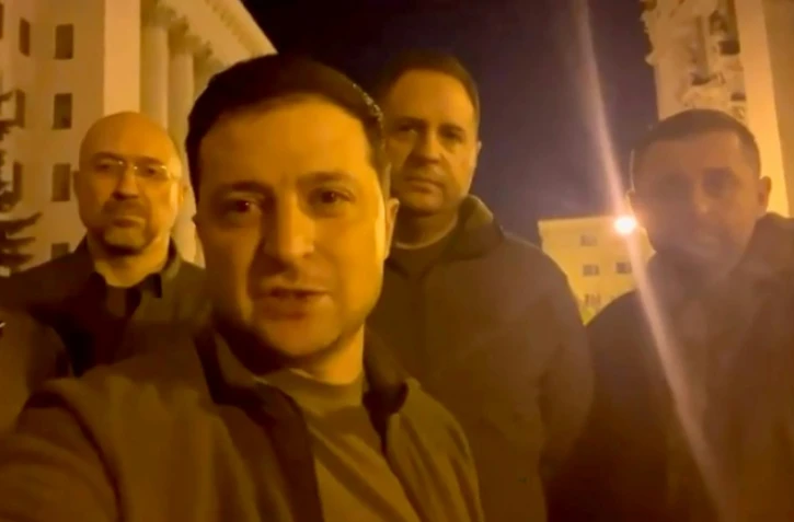 Le président ukrainien Volodymyr Zelensky (2e à gauche) avec ses collaborateurs à Kiev, le 25 février 2022