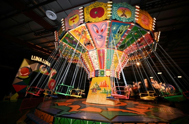 Un carrousel de Kenny Scharf lors de l'exposition "Luna Luna" à Los Angeles, le 22 décembre 2023 en Californie