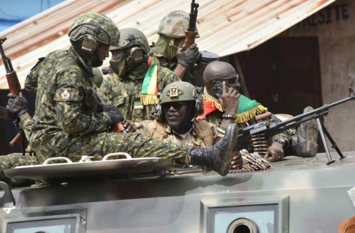 Des militaires paradent dans les rues de Conakry, après le coup d'Etat, le 5 septembre 2021