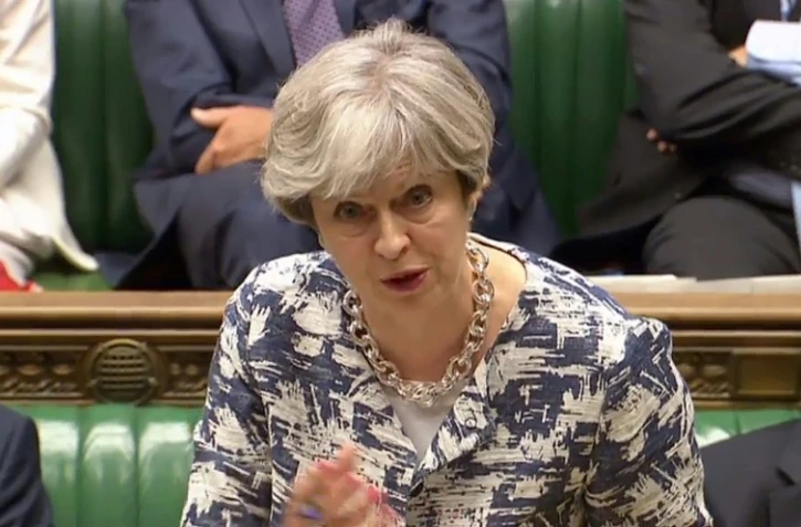 Capture d'écran à partir d'une vidéo de la chaîne parlementaire britannique (PRU) qui montre la Première ministre Theresa May le 26 juin 2017 au Parlement à Londres

