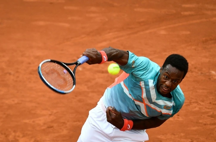 Gaël Monfils au service à la peine contre le Kazakh Alexander Bublik à Roland-Garros, le 28 septembre 2020