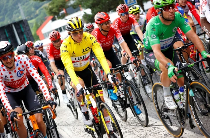 (g à d) Le Néerlandais Wout Poels, le Slovène Tadej Pogacar et le Britannique Mark Cavendish au départ de la 9e étape du Tour de France, entre Cluses et Tignes, le 4 juillet 2021