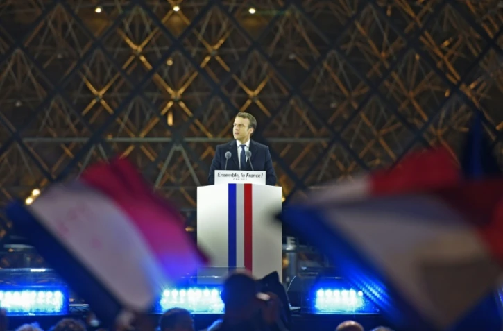 Emmanuel Macron, tout juste élu président, prononce un discours devant la Pyramide du Louvre, le 7 mai 2017 à Paris