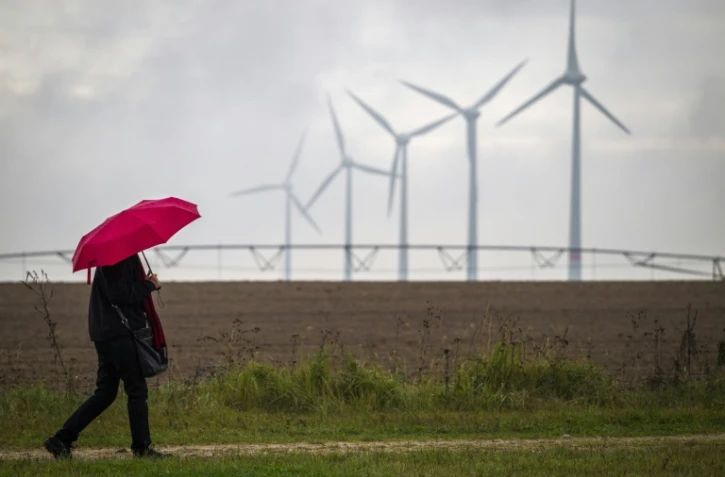 Trois nouveaux départements ont été placés dimanche matin en vigilance orange en raison de "vents très forts", portant à 21 le nombre total de départements concernés par cet épisode climatique, selon les prévisions de Météo-France.