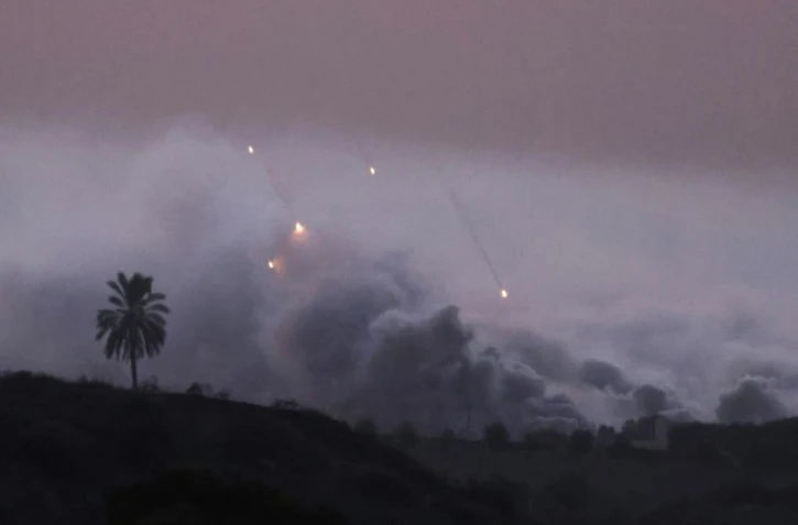 Photo des bombardements sur le nord de la bande de Gaza prise depuis la ville israélienne de Sdérot le 29 octobre 2023