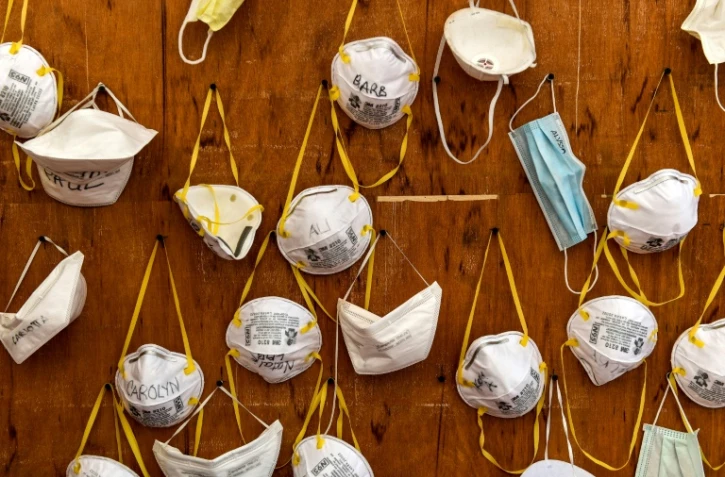 Des masques de protection contre le Covid-19 marqués du nom des soignants qui les utilisent dans l'hôpital de Crémone, en lombardie, le 2 avril 2020