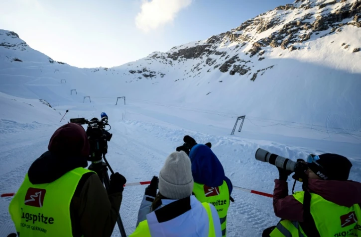 Des journalistes filment et photographient le téléski du Schneefernerkopf lors de son démantèlement à la station de ski de la Zugspitze, près de Garmisch-Partenkirchen, dans le sud de l’Allemagne, le 20 mars 2026