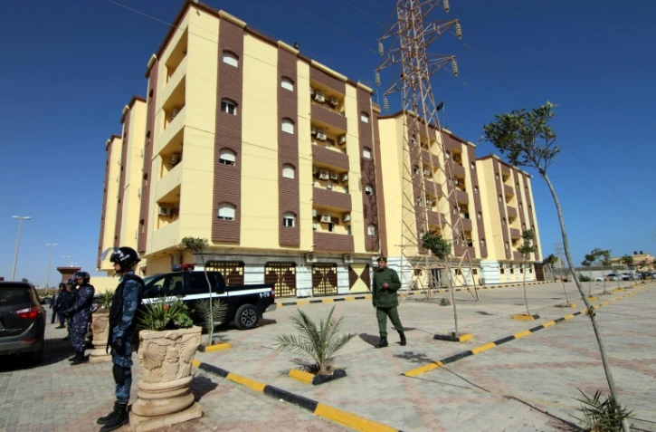 Des membres des forces de sécurité montent la garde devant le bâtiment du Parlement en mars 2021 à Tobrouk, en Libye