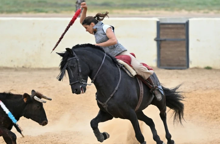 La torera française à cheval Léa Vicens, lors d'un entraînement dans sa finca près d'Hinojos, au sud de Séville, le 14 avril 2021 en Espagne